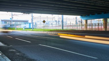 Köprünün altında uzun süre trafik vardı. Gün ışığı. renk