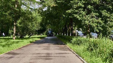 Tekniği asfaltı suyla yıkar.