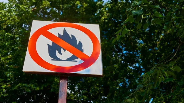 Znak Zakazujący Rozpalania Ognia Kolorowe Światło Dnia — Zdjęcie stockowe