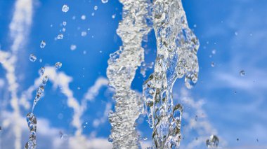 Kısa mesafede havada su fışkırıyor.