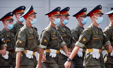 2020 Rusya Alabino. Askeri müsabakalarda tıbbi maskeli askerler yürüyor. renk