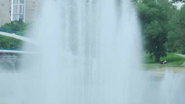 从喷泉喷出的水柱。水上飞机城市喷泉。水压如何在高温下生存。城市炎热的夏天. — 图库视频影像