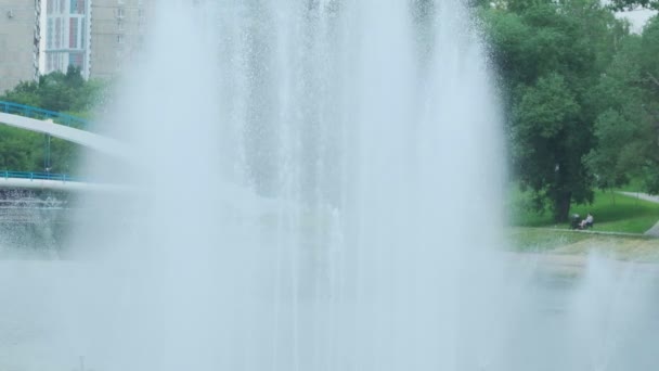 Slomotion chorros de agua de la fuente. Jet de agua. Fuente de la ciudad. Presión de agua. Cómo sobrevivir al calor. Verano caliente en la ciudad. — Vídeo de stock