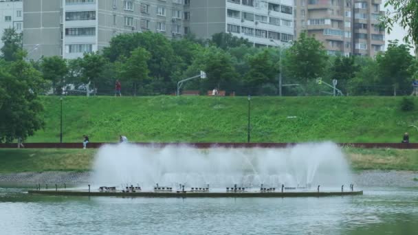 Slomotion Wasserstrahlen aus dem Brunnen. Wasserstrahl. Stadtbrunnen. Wasserdruck. Wie man die Hitze übersteht. Heißer Sommer in der Stadt. — Stockvideo