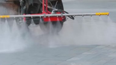 Moskova 2020 Eylül, yolları sulamak için araba. Kapat.