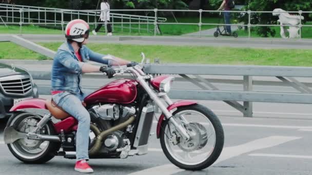 Moscou setembro 2020. um homem em uma motocicleta começa a partir de um semáforo. cor — Vídeo de Stock