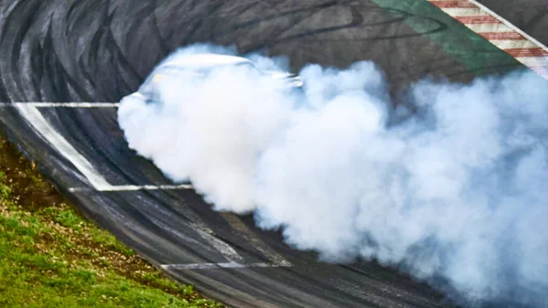 ロシア Ryazan International Track Atron 2020年9月 トラック上の制御されたスキッド内のスポーツカー 車輪の下からの煙の法案 — ストック写真