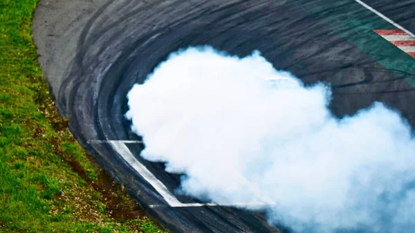 俄罗斯Ryazan International Track Atron 2020年9月 跑车在跑道上被控制的滑行中的跑车车轮下冒出滚滚浓烟 — 图库照片