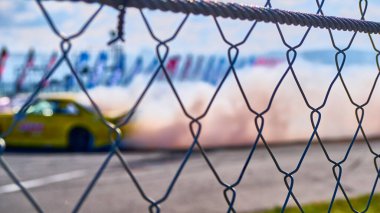 Rusya Ryazan Uluslararası Track Atron Eylül 2020. Pistte kontrollü patinaj yapan bir spor araba. Tekerleklerin altından duman yükseliyor