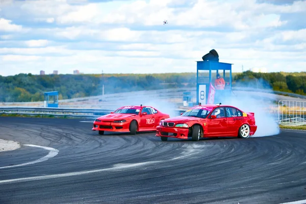 ロシア Ryazan International Track Atron 2020年9月 トラック上の制御されたスキッド内のスポーツカー 車輪の下からの煙の法案 — ストック写真