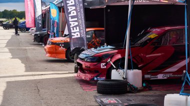 Rusya Ryazan uluslararası pisti Atron. 20 Eylül. Spor arabalar bir gölgelik altında hizmet veriyor.