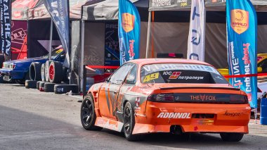 Rusya Ryazan uluslararası pisti Atron. 20 Eylül 'de yarış arabası servis alanında.