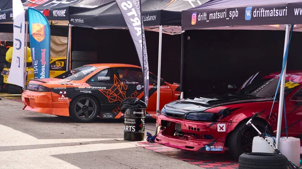 Rusya Ryazan uluslararası pisti Atron. 20 Eylül. Spor arabalar bir gölgelik altında hizmet veriyor.