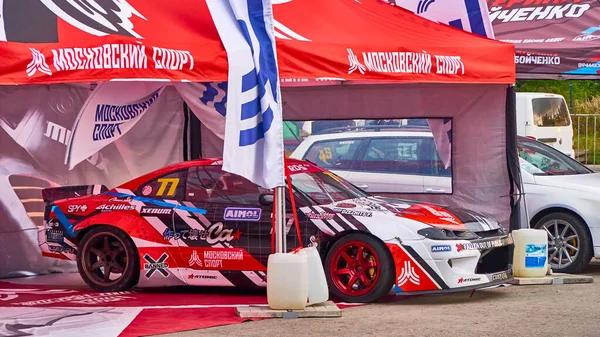 Rusya Ryazan uluslararası pisti Atron. 20 Eylül. Spor arabalar bir gölgelik altında hizmet veriyor.