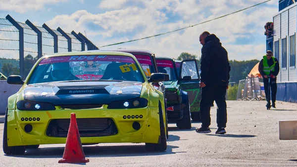 Rusya Ryazan uluslararası pisti Atron. 20 Eylül. Spor arabalar yarış pistine çıkmaya hazır bekliyor.