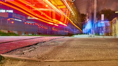 Geceleri şehirde uzun pozlama trafiği.