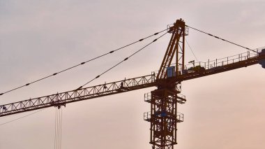 Gökyüzüne karşı inşaat vinci