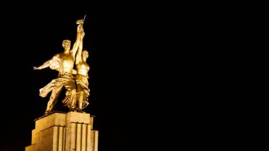 Moskova 2020 Eylül. VVVC 'de bir işçi ve kolektif çiftçi anıtı. Soyutlayıcı. Siyah arka plan. loş ışık
