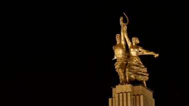 Moskova 2020 Eylül. VVVC 'de bir işçi ve kolektif çiftçi anıtı. Soyutlayıcı. Siyah arka plan. loş ışık