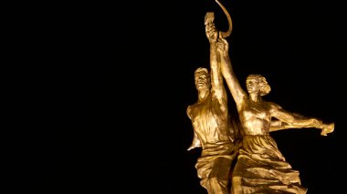 Moskova 2020 Eylül. VVVC 'de bir işçi ve kolektif çiftçi anıtı. Soyutlayıcı. Siyah arka plan. loş ışık