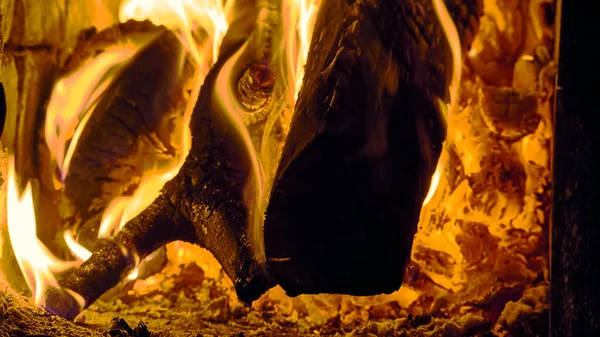 Duży Płonący Ogień Miękkim Świecącym Płomieniem Iskrzącym Się Ogień Płomień — Zdjęcie stockowe