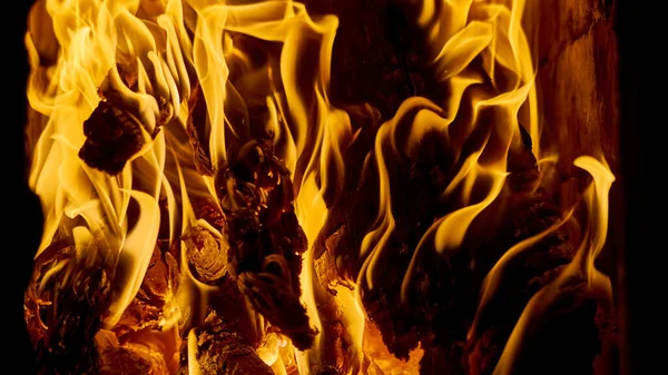Großes Loderndes Feuer Mit Sanft Glühender Flamme Und Funkelnder Umgebung — Stockfoto
