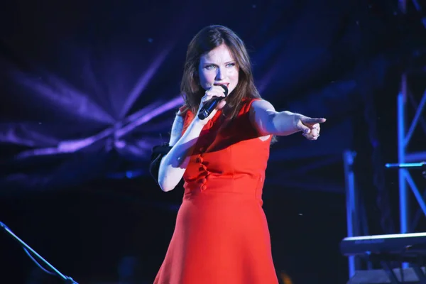 Minsk, Beyaz Rusya - 13 Ağustos 2018: A-Fest Minsk, Beyaz Rusya sırasında İngiliz şarkıcı Sophie Ellis-Bextor Michelle gerçekleştirir