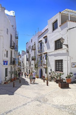 Peniscola, Valencia - 1 Haziran 2019: Şehir manzarası - eski şehir, Papa Luna Kalesi, deniz feneri, liman, gezinti yolu, körfez ve deniz
