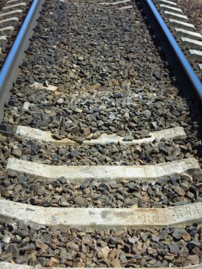 Yazın, güneşli havada tren rayları mesafeye kadar uzanıyor.