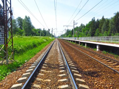 Yazın, güneşli havada tren rayları mesafeye kadar uzanıyor.
