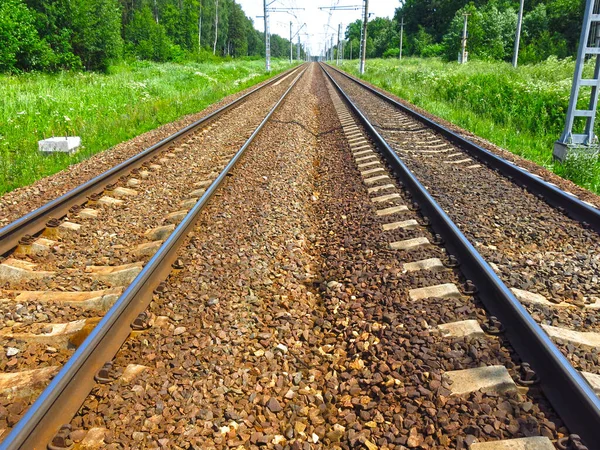 晴れた日の夏には線路が遠くに伸びています — ストック写真