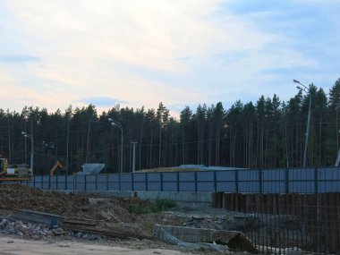 Beton döşemeler, ekipmanlar ve çitlerle inşaat devam ediyor.