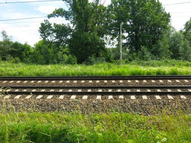 Yazın güneşli havada Moskova demiryolu rayları