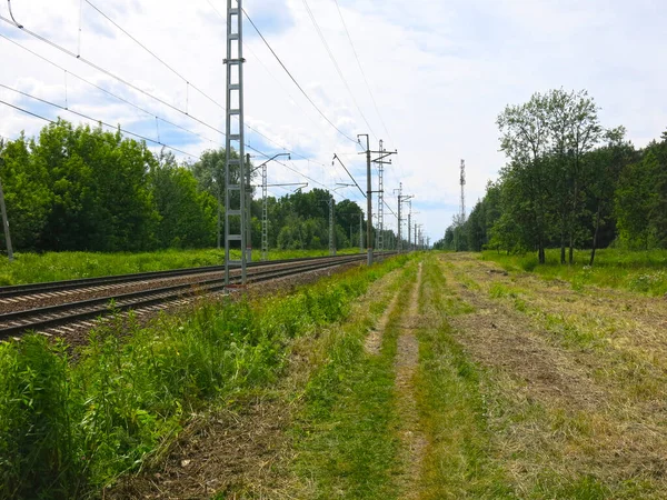 夏の晴れた日のモスクワ地方鉄道のレール — ストック写真