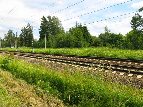 Yazın güneşli havada Moskova demiryolu rayları