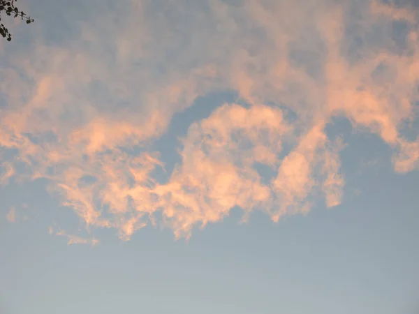 Απαλό Ροζ Μπλε Ουρανό Σύννεφα Στο Ηλιοβασίλεμα — Φωτογραφία Αρχείου