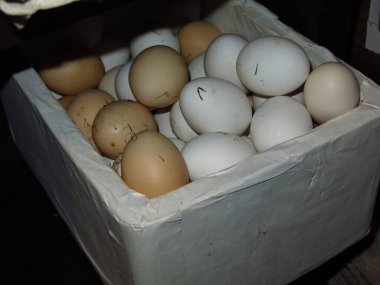 Çevre dostu ev yapımı sade yumurtalar.