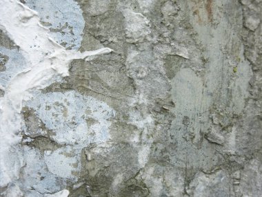 Kirli sert beton yüzey, çizikler ve reklam kırıntıları, vahşi ve sert arka plan