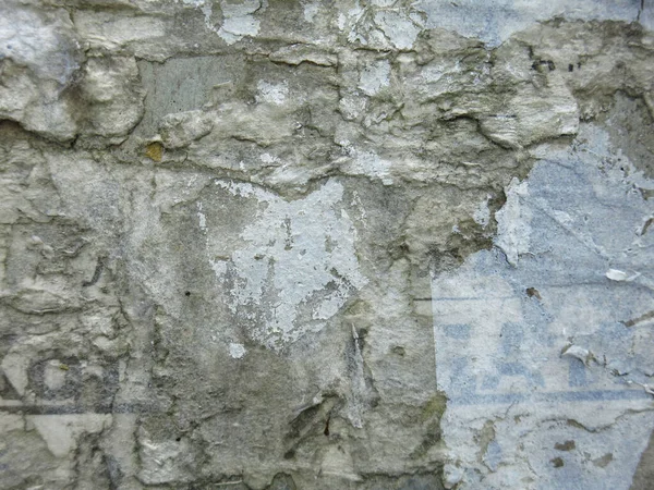 Kirli sert beton yüzey, çizikler ve reklam kırıntıları, vahşi ve sert arka plan