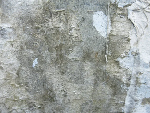 Kirli sert beton yüzey, çizikler ve reklam kırıntıları, vahşi ve sert arka plan