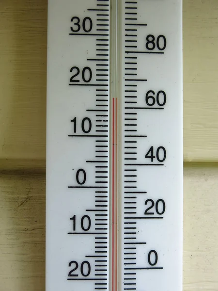 Termometr Uliczny Ścianie Domu Pokazuje Stopni — Zdjęcie stockowe