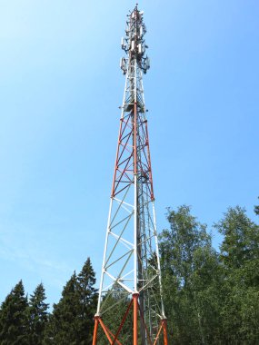 Mavi gökyüzüne karşı yüksek hücre kulesi