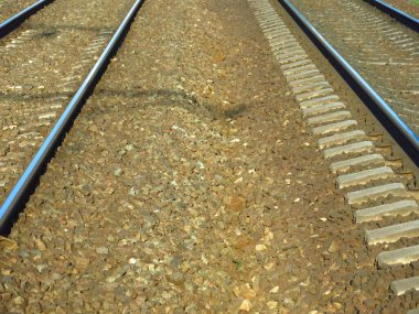 Gün batımındaki raylar güzel bir şekilde Moskova bölgesinde akşam saatlerinde uzaklaşıyor.