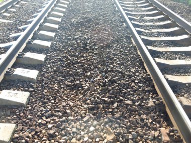 Gün batımındaki raylar güzel bir şekilde Moskova bölgesinde akşam saatlerinde uzaklaşıyor.