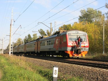 Çocuk suçlular (sabun sabunu) trene yapışıp kalıyorlar.