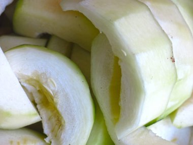 Taze çiğ kabuklar, sonbahar hasadında bir kasede yüzüklere bölünür.