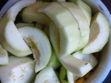 Taze çiğ kabuklar, sonbahar hasadında bir kasede yüzüklere bölünür.