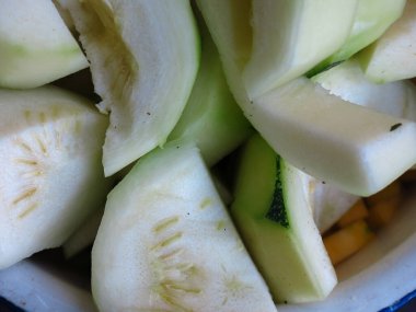 Taze çiğ kabuklar, sonbahar hasadında bir kasede yüzüklere bölünür.