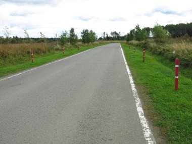 Yazın sakin düz asfalt yol