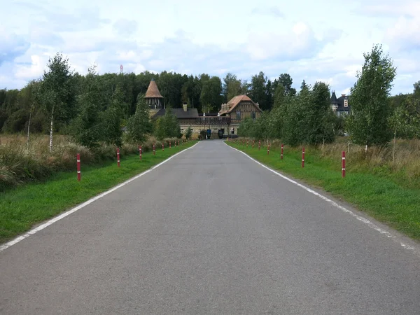 Ruhige Flache Asphaltstraße Sommer Schöne Burg Ende Der Straße — Stockfoto